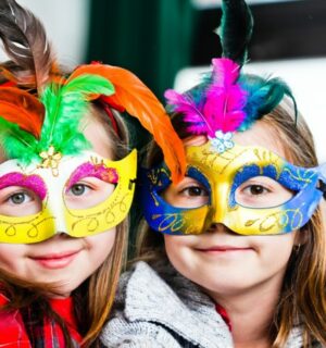 Bambini con le loro maschere decorate a Venezia