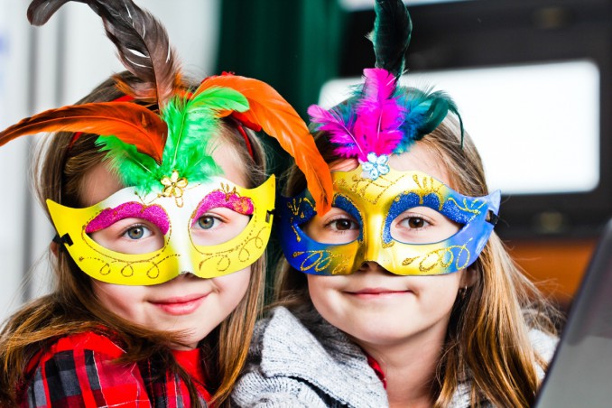 Bambini con le loro maschere decorate a Venezia