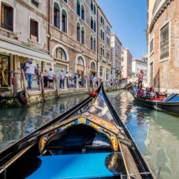 Giro-in-gondola-condiviso-lungo-Canal-Grande