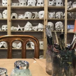 Laboratorio-di-pittura-di-maschere-veneziane