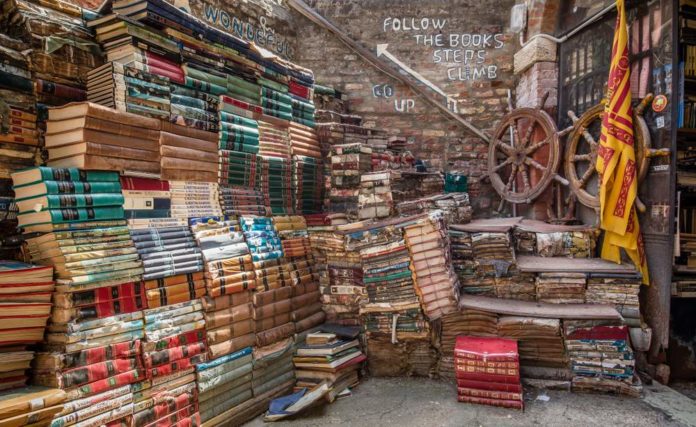 Area esterna nella libreria Acqua Alta di Venezia