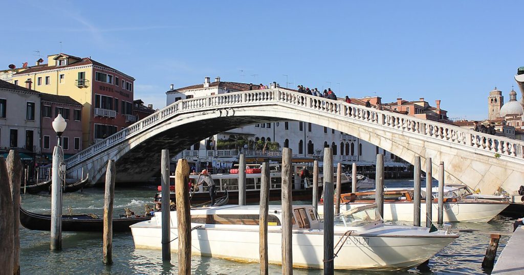 Ponte degli Scalzi, uno dei quattro che attraversa Canal Grande