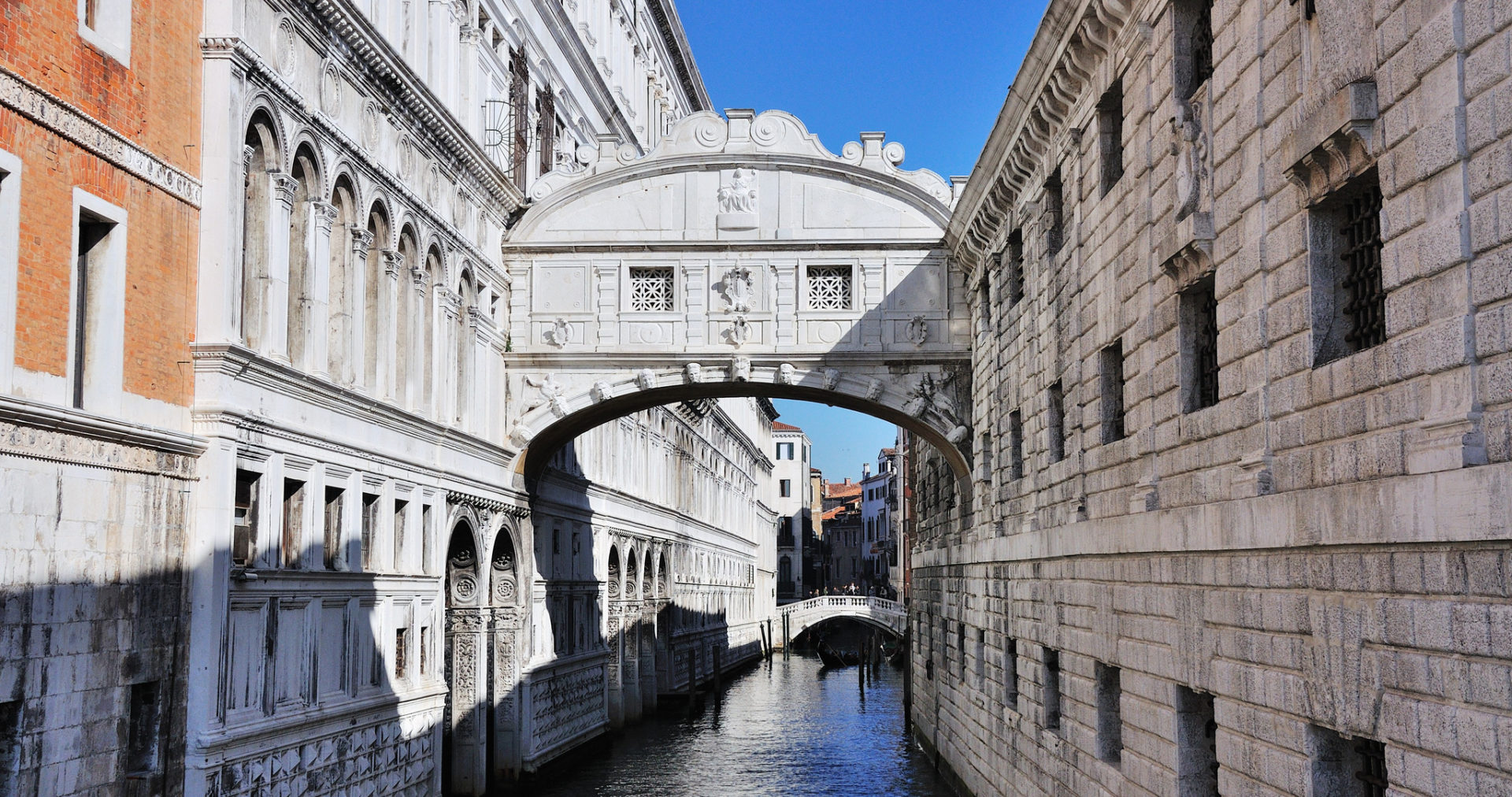 Vista sul ponte che collega Palazzo Ducale alle Prigioni Nuove