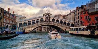 Il Ponte di Rialto visto da Canal Grande