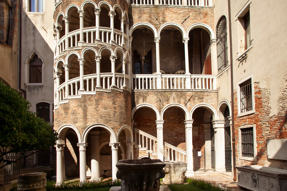 La scala a chiocciola di Palazzo Contarini del Bovolo a Venezia