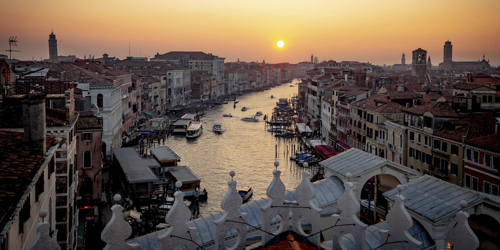 Vista panoramica dalla terrazza del Fondaco dei Tedeschi a Venezia