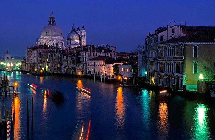 Tour panoramico di notte