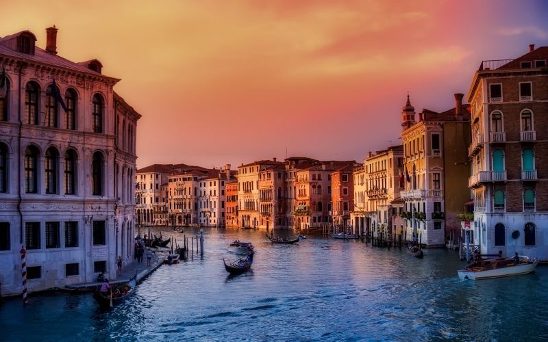 Tramonto autunnale e colori suggestivi a Venezia