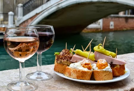 cicchetti y vino carneval veneciano