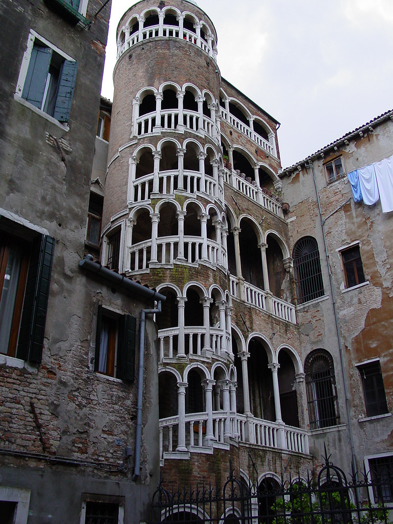 Cosa visitare a Venezia scala a chiocciola di Palazzo Contarini Bovolo