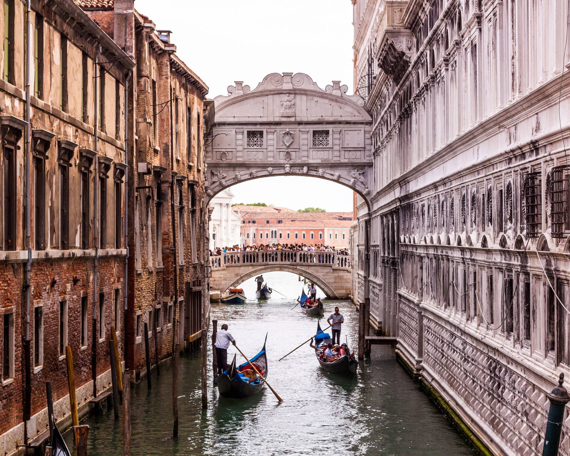 Cosa visitare a Venezia Ponte dei Sospiri e Gondole