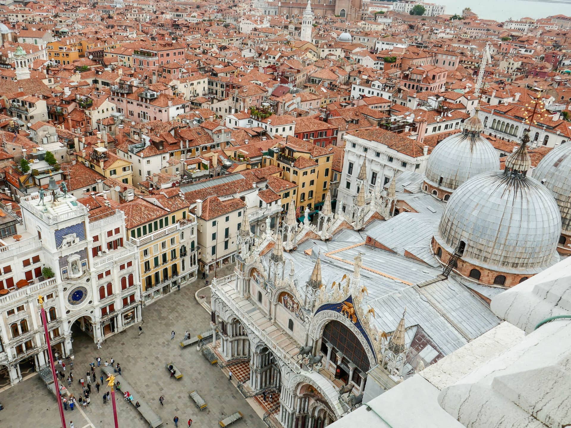 Cosa visitare a Venezia veduta dall'altro della Basilica di San Marco e Torre dell'Orologio