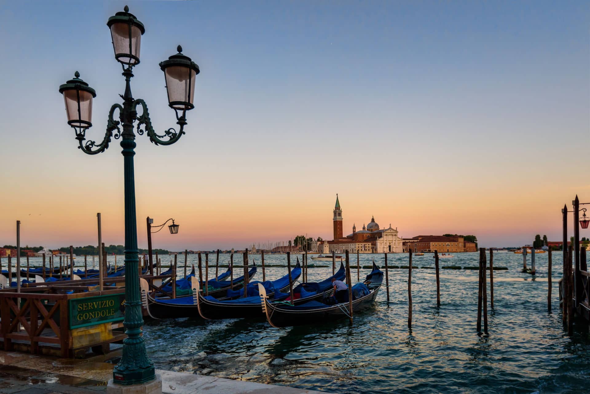 Cosa visitare veduta Giudecca con gondole al tramonto