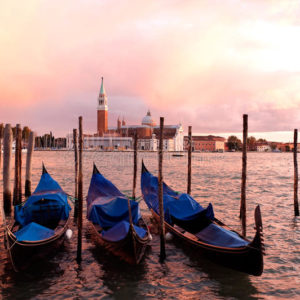 gondole-di-tramonto-venezia-italia-11639034