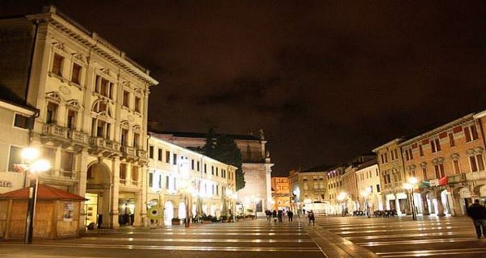 piazza-ferretto-di-sera-mestre