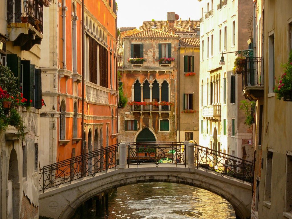 calle-venezia-ponte-canale