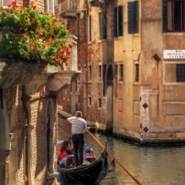 Giro in gondola nei canali di Venezia