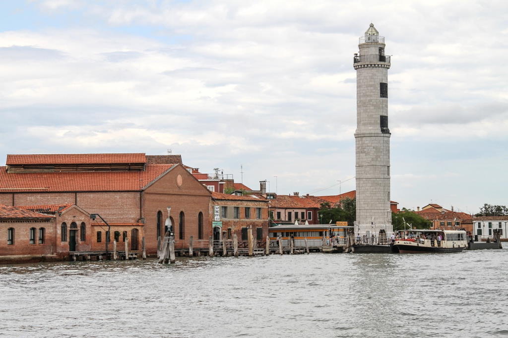 fermata del vaporetto linea 7 al faro di murano