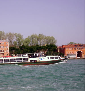 vaporetto che si dirige verso piazza san marco a venezia