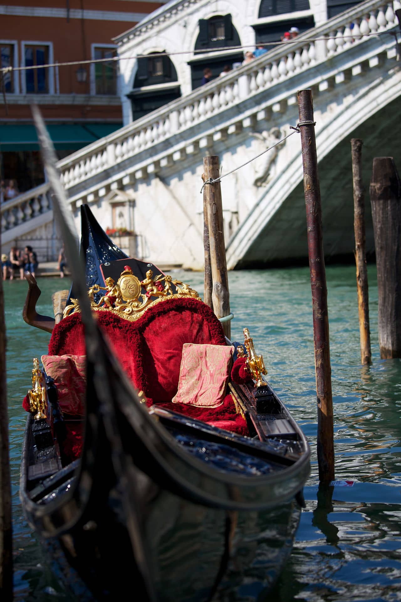 Gondola con Ponte di Rialto sullo sfondo