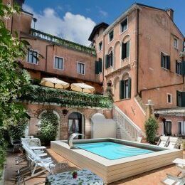 Cortile interno con piscina Hotel Giorgione