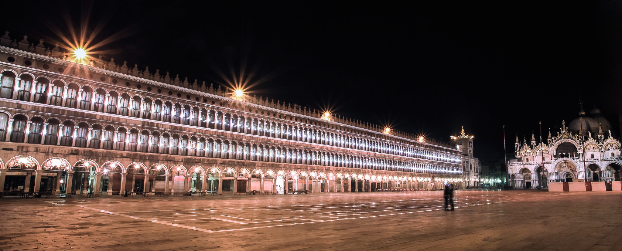 Piazza San Marco deserta di sera