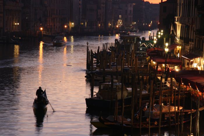 venezia-gondola-sunset-primo-maggio