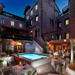 Cortile con piscina Hotel Giorgione